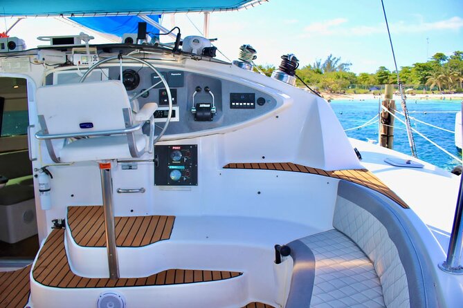 4hrs / 46ft Catamaran Private Charter From Cancun to Isla Mujeres - Family comfort and crew service