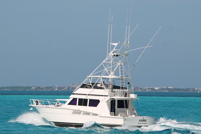 Biggest Luxury Yacht Boat Best in Cancun up to 28 pax - Who will enjoy this Cancun yacht charter most
