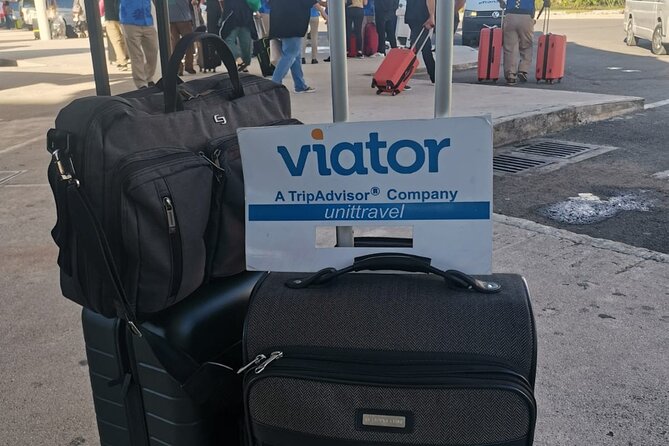 Cancun Airport Private Transfer to Hotels - A private ride for up to seven people