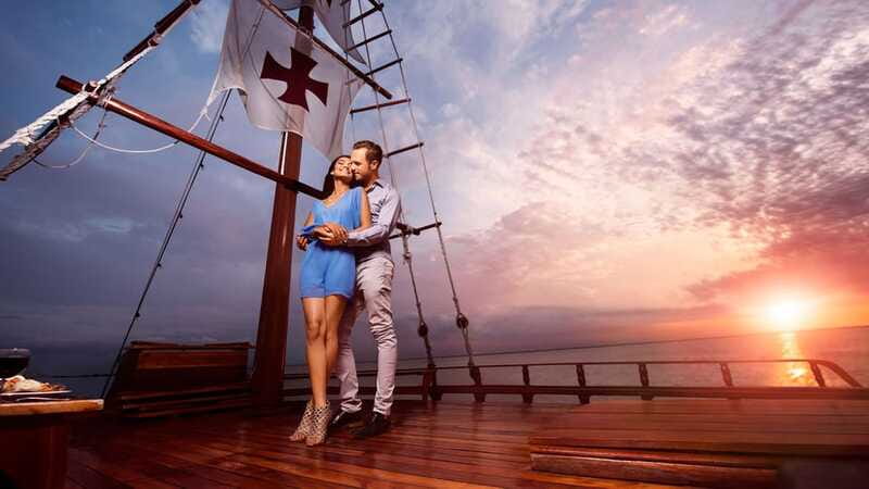 Cancun: Columbus The Romantic Dinner Cruise - Live saxophone and a little dancing