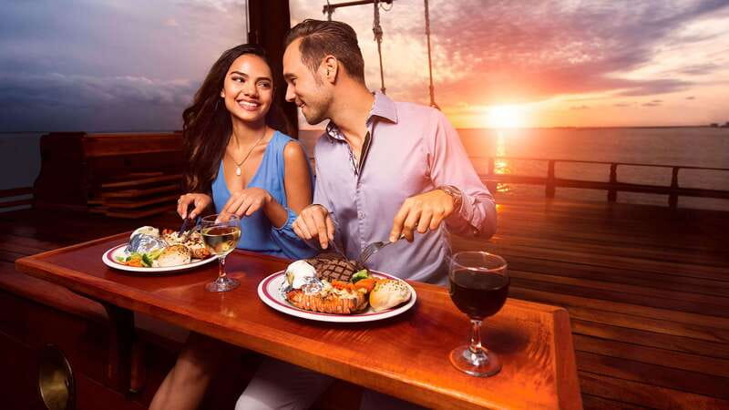 Cancun: Columbus The Romantic Dinner Cruise - Small drawbacks worth weighing