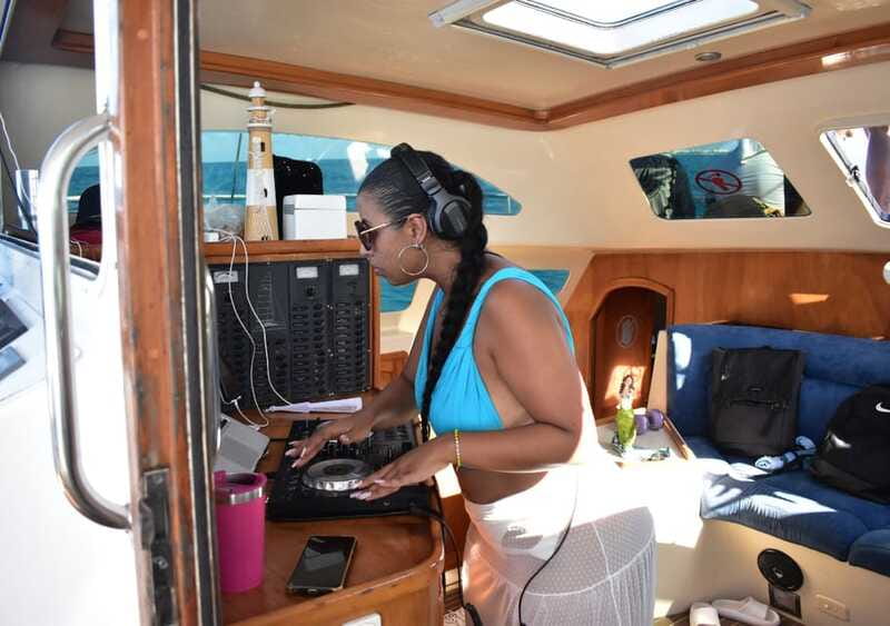 Cancun: Isla Mujeres Only Adults Catamaran, drinks & snorkel - Sailing toward Isla Mujeres