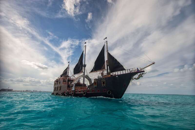 Cancún: Jolly Roger Pirate Dinner Cruise 2025 - Dinner, Open Bar, and Table Service
