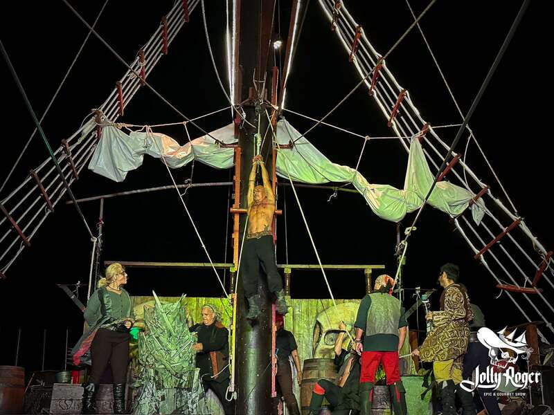 Cancún: Jolly Roger Pirate Dinner Cruise 2025 - Steel Weapons, Acrobatics, and Fireworks