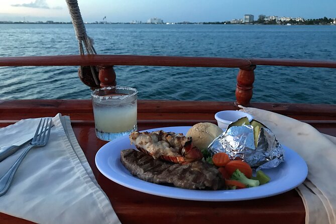 Cancun Lagoon Sunset Sailing Trip aboard classic Galeón with Dinner and Free bar - Group size and the pace of the evening
