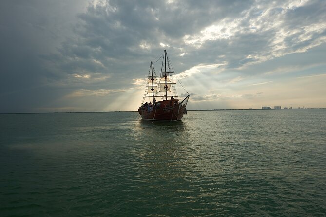 Cancun Lagoon Sunset Sailing Trip aboard classic Galeón with Dinner and Free bar - Who will enjoy this most