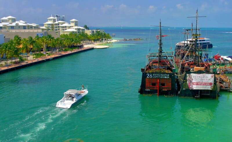 Cancún: Private Yacht Tour - Leaving Cancun behind on the lagoon