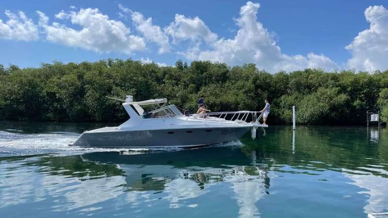 Cancún: Private Yacht Tour - Crossing to Isla Mujeres for the reef stop