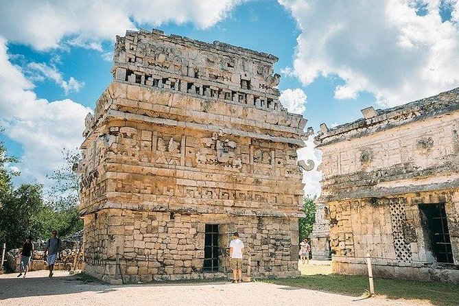 Chichen Itza and Cenote Chichikan Tourwith Valladolid From Cancun - The long road from Cancun to Yucatán