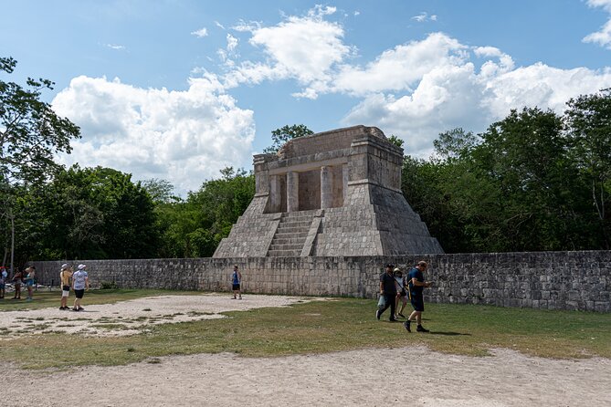 Chichen Itza Early Access Private Tour with Buffet Lunch - Guides who shape the morning
