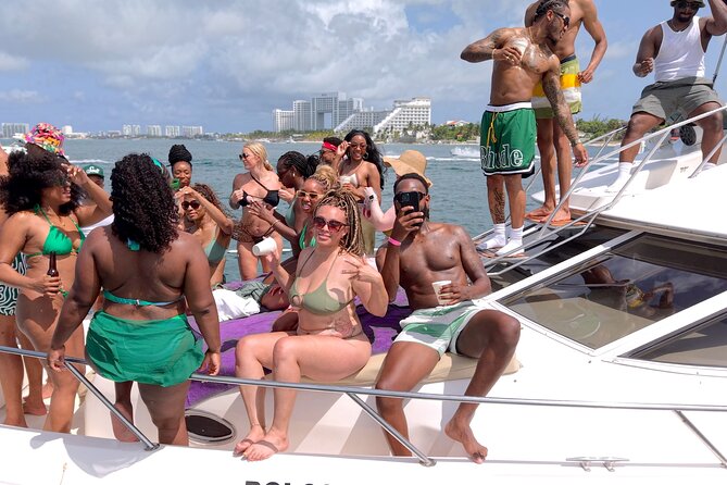 Deluxe Yacht 48FT with FlyBrige Rental in Cancun - The boat condition deserves a closer look