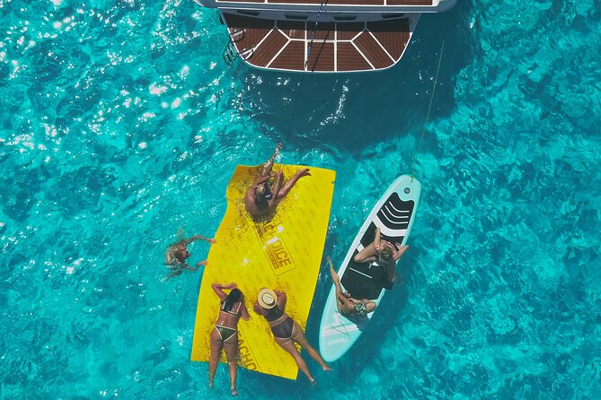 Deluxe Yacht 48FT with FlyBrige Rental in Cancun - Price and the real value for your group