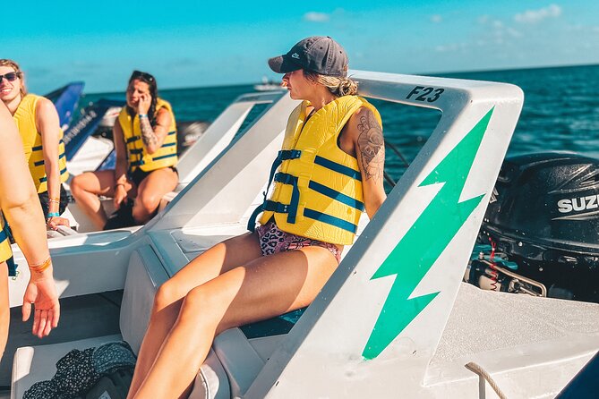 Drive an Speedboat + Mayan Ritual + Food Tasting and More! - How the Group Size Shapes the Experience