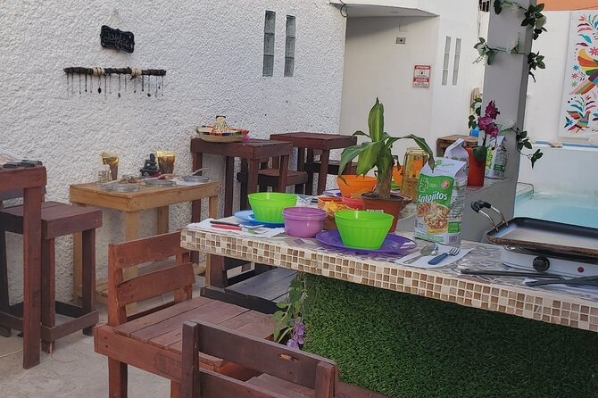 Elaboration of tortillas by hand following the Mexican tradition - Why the family stories add value