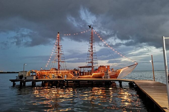 Feel the love on a romantic dinner at Cancun sea, with live music and open bar. - What the open bar really adds