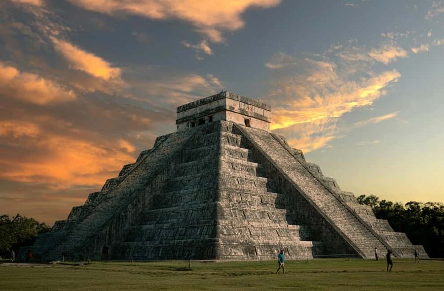From Cancun: Chichén Itzá, cenote, Valladolid, and Tequila - Chichén Itzá: two hours with Kukulcán and the ball court