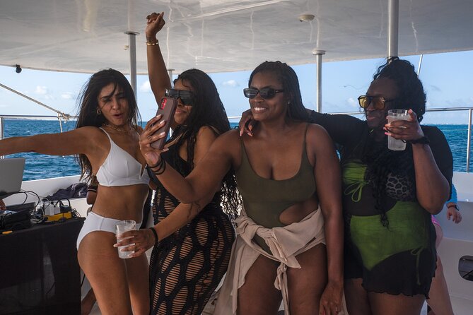 Hip hop party boat, adults only - Key points to know before booking