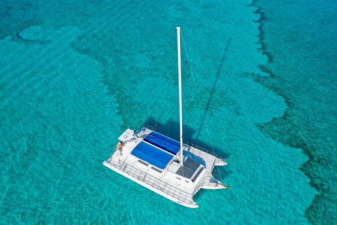 HipHop Catamaran Party from Cancun to Isla Mujeres - Lunch and frozen drinks at Restaurante Albatros