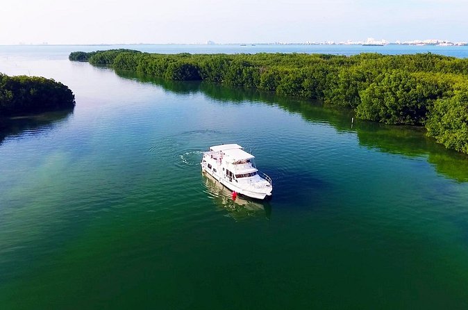 Isla Mujeres Full Day Tour on Yacht with Snorkel and Buffet - What the $59 price really covers