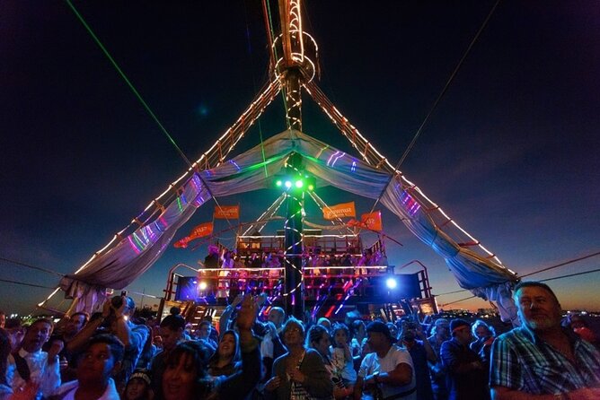 Jolly Roger Pirate Show and Dinner Cruise with Open Bar - The pirate show and final battle