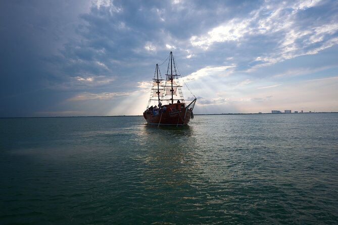 Live a Romantic Night Cruise Dinner at COLUMBUS (open bar included) - Live sax and the tone of the evening