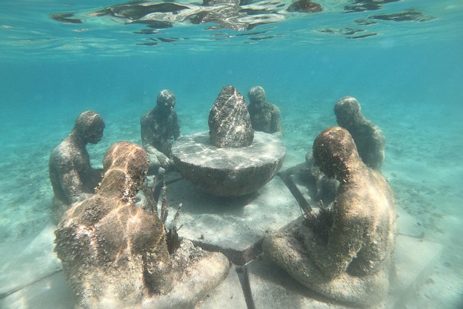 Live the experience of driving an Speedboat & Snorkel in CANCUN - Lockers, showers, and the details that save time
