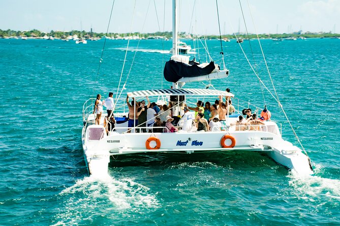 Live The Luxury Catamaran Isla Mujeres Tour in Cancun - Exploring Isla Mujeres without a guide