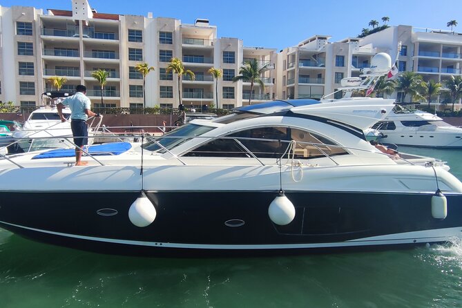 Luxury Sunseeker 50 - 6 hs Cancun - Isla Mujeres (MagicSea-SS) - Cruising the Cancun coastline toward Isla Mujeres