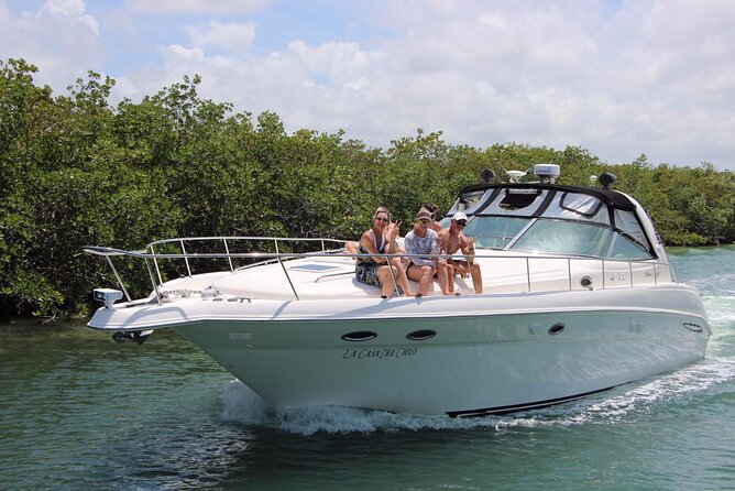 Private 50FT Yacht Rental in Cancún P8 - What the crew adds to the day