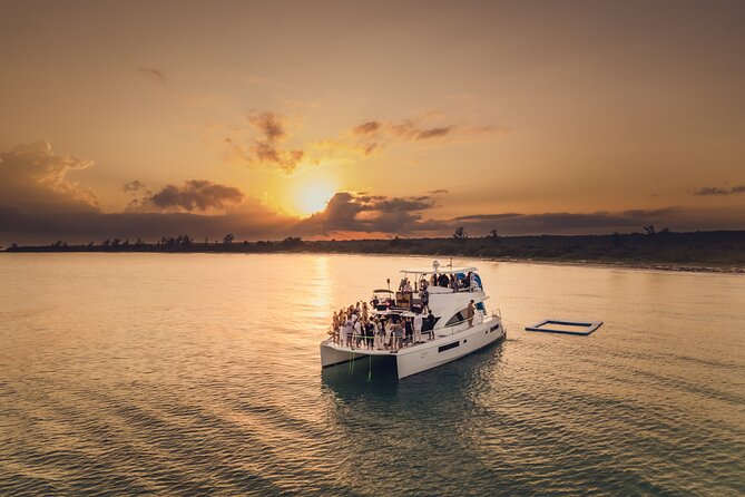 Private All Inclusive Sunset DJ Cruise – 51' Leopard Cancun - Cruising toward Isla Mujeres as dinner is served