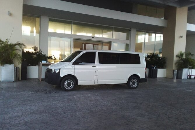 Prívate Transfer: Cancun Airport to Cancun, Playa or Tulum - Finding the greeter outside Cancun Airport