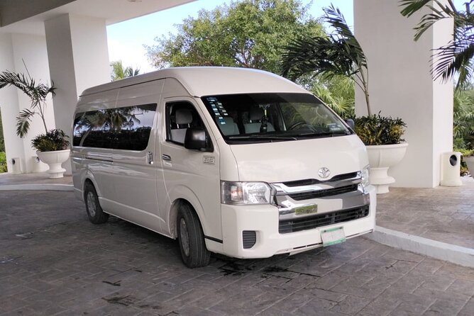 Private Transfer from Cancun Airport to Cancun Hotels 1-7 People - Finding the driver at Cancun airport