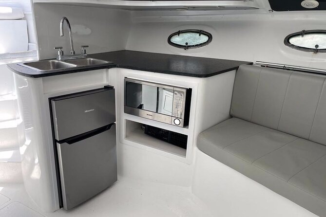 Private Yacht Cancun 42ft up to 8 people - Service, comfort, and the private format