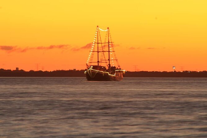 Romantic Sunset Dinner Cruise in Cancun with Open Bar - Three courses with three main choices