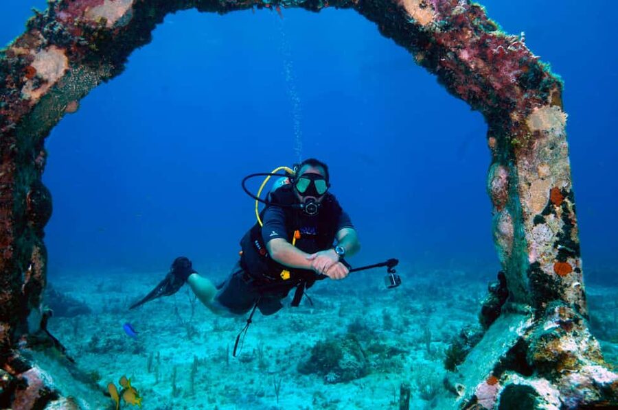 Underwater Museum Musa : SCUBA DIVING FOR BEGINNERS - A quick boat ride to MUSA and the reef